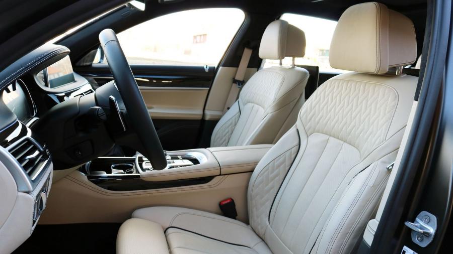 Интерьер BMW M760i xDrive V12 Excellence 2017 года  (US) (фото 27 из 29)